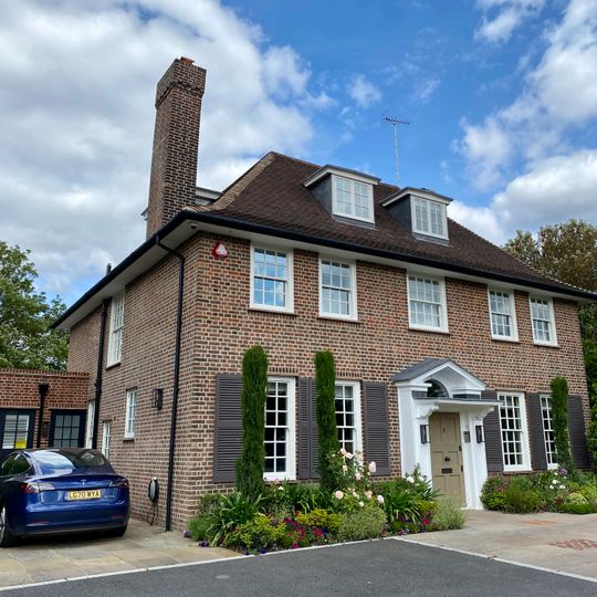 8, Linnell Close Nw11