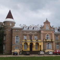 Zespół pałacowy w Łopusznie