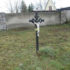 Pamětní kříž na východním okraji kostela svatých Tří králů v Břidličné