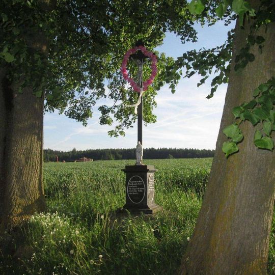 Kříž u Nové Vsi mezi stromy