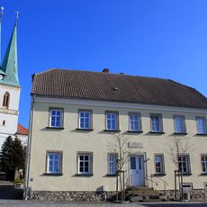 Schulgebäude und rückwärtige Scheune Am Dorfplatz 2