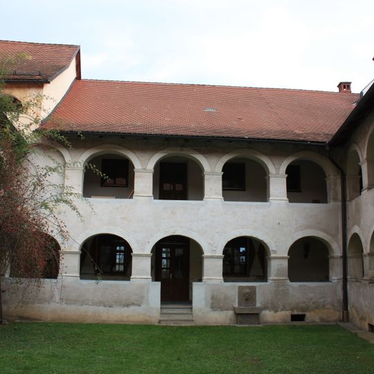 Pfarrhof/ehem. Propsteihof und Stadtmauer