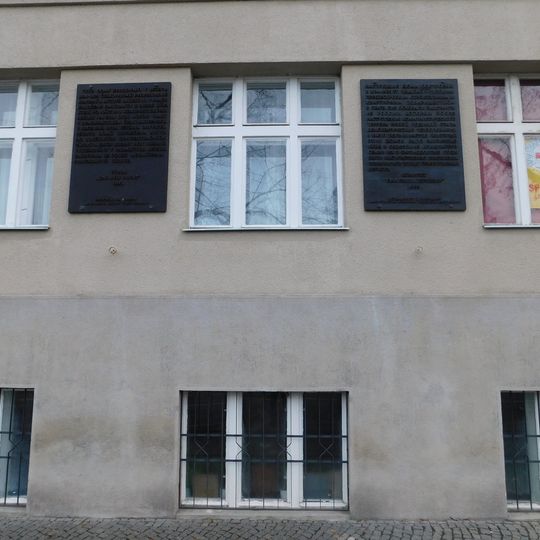 Pamětní deska odvlečeným do sovětských gulagů na domě  Rooseveltova 597/29 v Bubenči