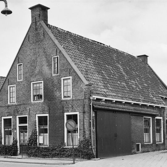 Eenvoudig doch groot woonhuis onder zadeldak tussen topgevels met onder de kap een volledige en een zolderverdieping