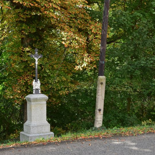 Kříž naproti kostelu ve Skytalech