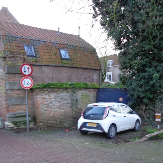 In het pand of op de grens van het erf bevindende stadsmuur