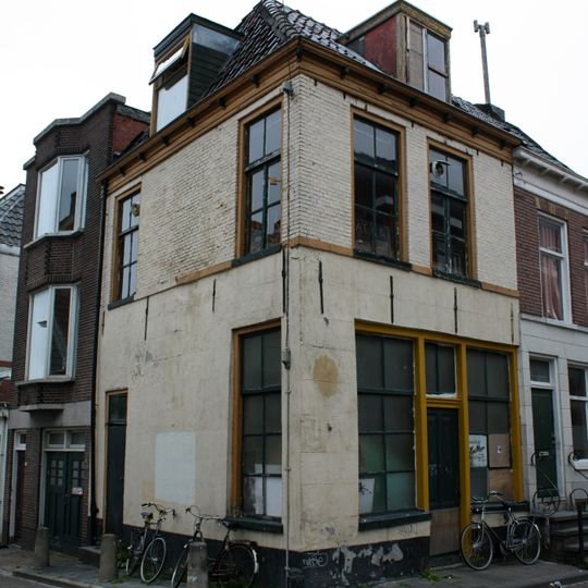 Hoekpand tegen stadsmuur