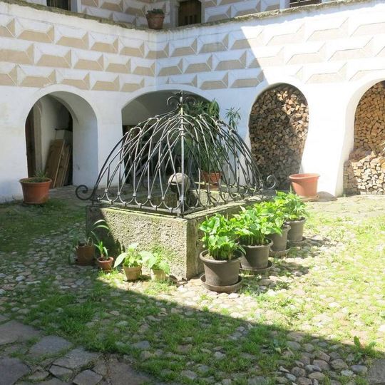 Kašna na nádvoří tvrze v Žumberku