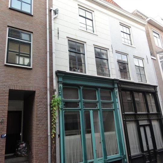 Linker helft van in twee woningen gesplitst, breed, onderkelderd, laat-gotisch huis