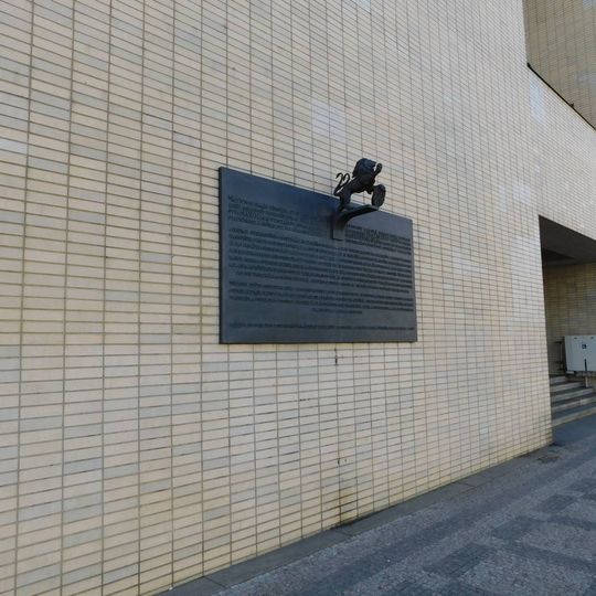 Pamětní deska obětem 2. světové války na budově Ministerstva vnitra na Letné