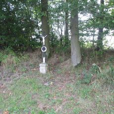 Kříž západně od Petrovic u lesíka