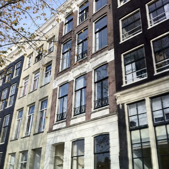 In de rooilijn gelegen grachtenpand