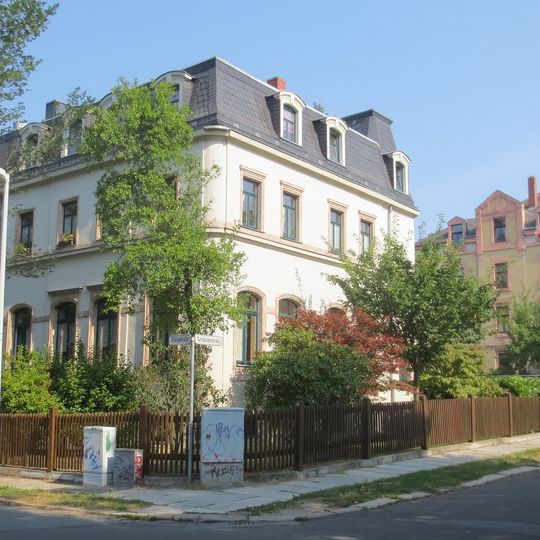 Mietshaus in halboffener Bebauung in Ecklage mit Vorgarten Terrassenstraße 7