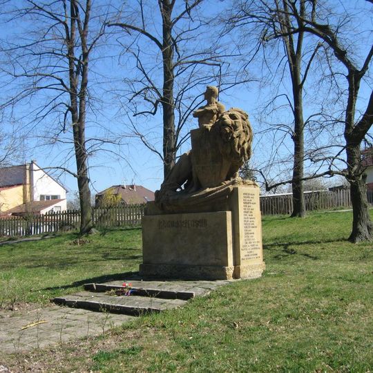 Pomník padlým v obou světových válkách v ulici Mírové v Milovicích