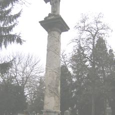 Ústredný cintorínsky kríž, stĺp