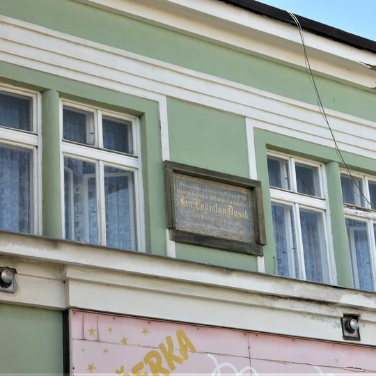 Pamětní deska Jana Ladislava Prusíka na domě 48 na náměstí Jana Žižky z Trocnova v Čáslavi