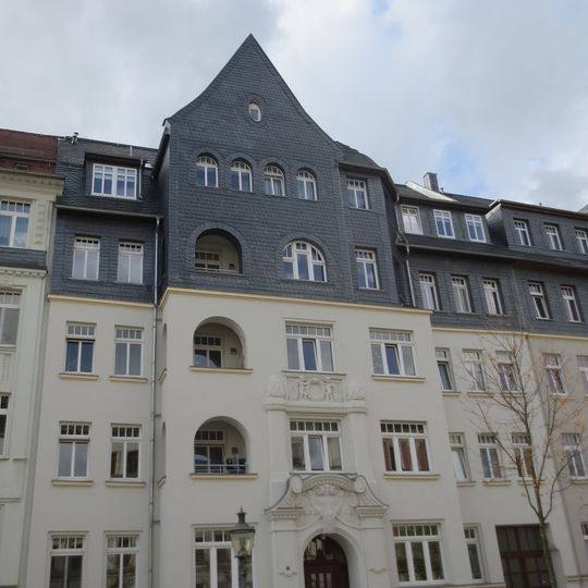 Mietshaus in geschlossener Bebauung mit Vorgarten Further Straße 51