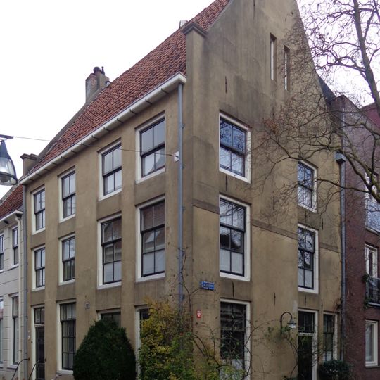 Huis met gepleisterde rechte gevel