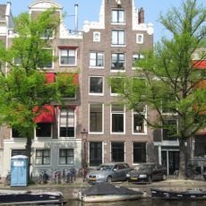 Pand met halsgevel van het type met 'doorboordebloem-motief'