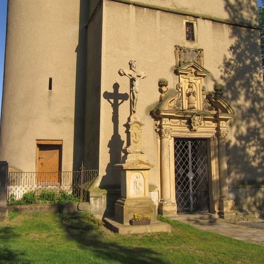 Kříž v Náklu před kostelem