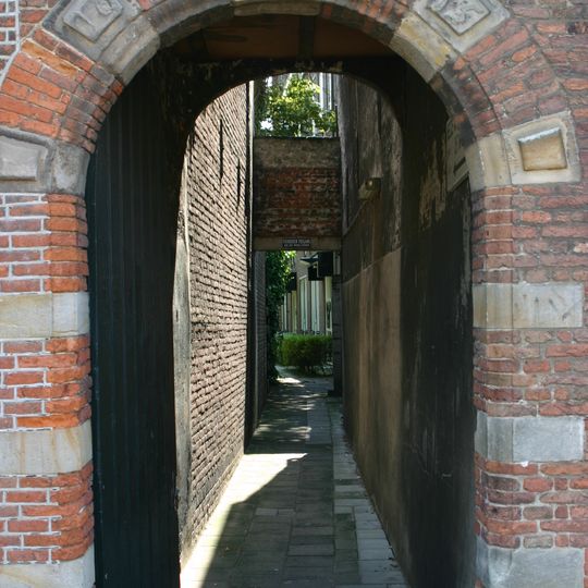Geprofileerd rondboogpoortje. Sluitsteen met reliëf van een paard. Gerestaureerd 1949