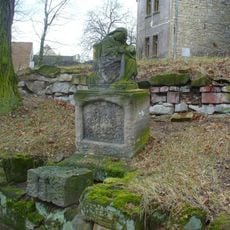 Socha anděla před hřbitovem v Domoušicích