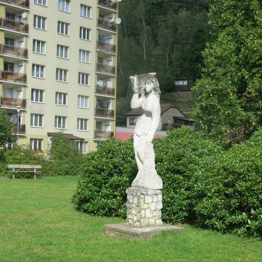 Socha Mír v parku v Rolavské ulici v Nejdku