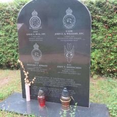 Pomník popravených válečných zajatců z tábora Stalag na hřbitově v Mostě