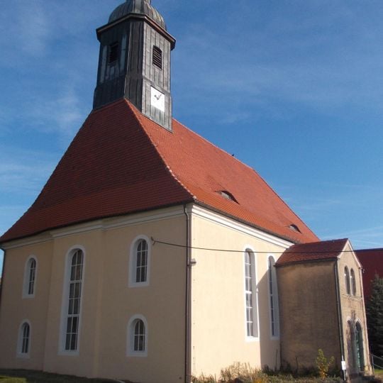 Sachgesamtheit Dorfkirche Kiebitz und Kirchhof mit den Einzeldenkmalen: Kirche, Einfriedungsmauer, zwei Grabmale für Familie Runge und Familie Trebst, Kriegerdenkmal für die Gefallenen des 1. Weltkrieges sowie Gedenkstein für die Aufstellung der ?