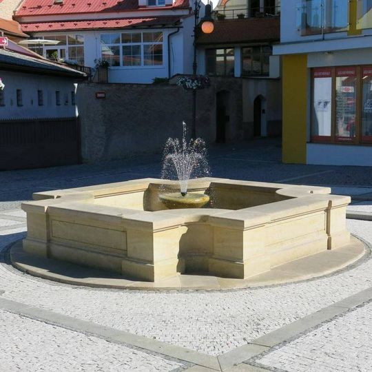 Kašna na náměstíčku ve Vrchlického ulici v Lounech