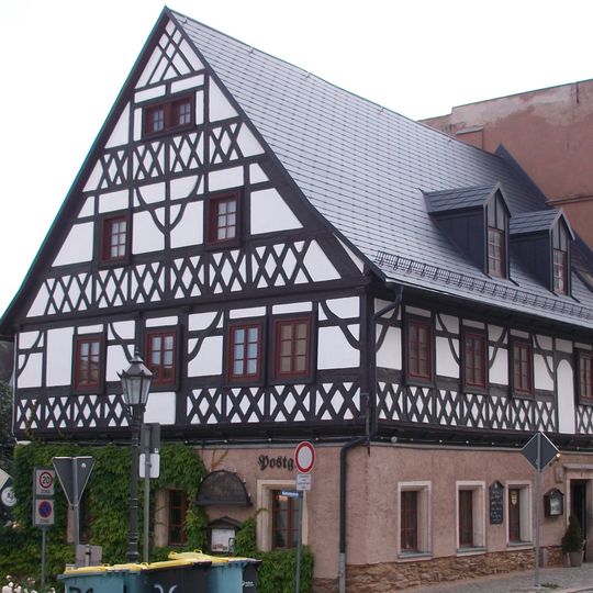 Posthalterei mit Nebengebäude , heute Wohnhaus mit Gaststätte und Volkskunstmuseum Friedrich-Engels-Straße 1
