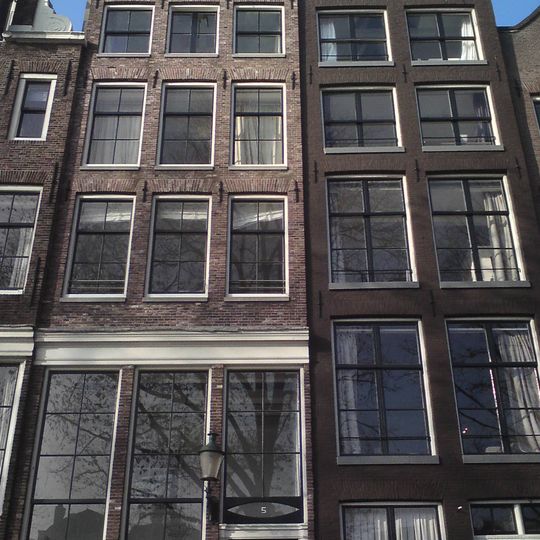 Pand met gevel onder rechte lijst met consoles