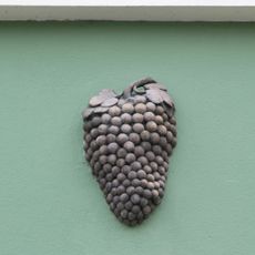 U zlatého hroznu, Valdštejnovo náměstí 6