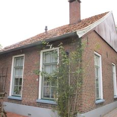 Bij de molen een goede saksische boerderij met houten puntgevel en empireramen