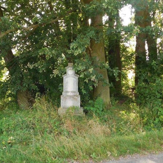 Kříž na okraji Třeštiny vedle u silnice