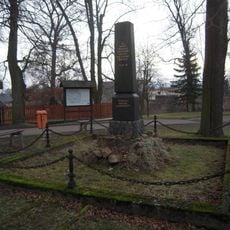 Pomník padlým v 1 .sv. válce na rzcestí turistických tras Zahrádky - zámek