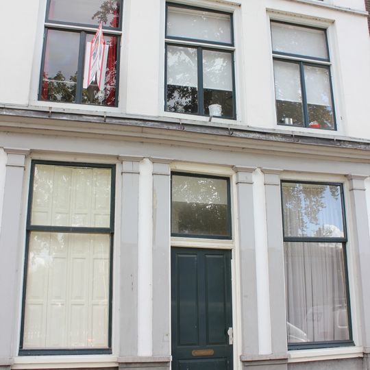 Pand met gepleisterde lijstgevel benedenverdieping met pilasters