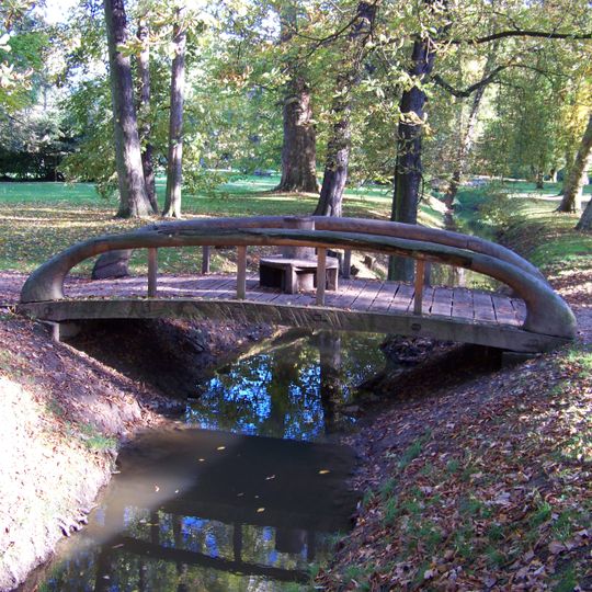 Lávka přes odtok z rybníků ve Stromovce s okrouhlou lavičkou