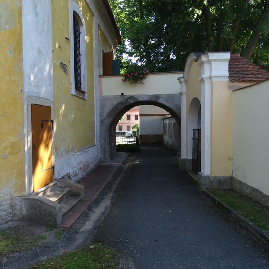 Spojovací most mezi zámkem a kostelem sv. Jana Nepomuckého v Liblíně