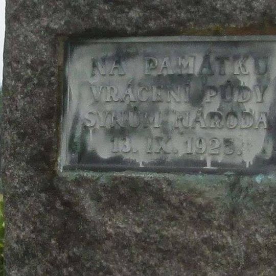 Památník pozemkové reformy jižně od Třebomyslic