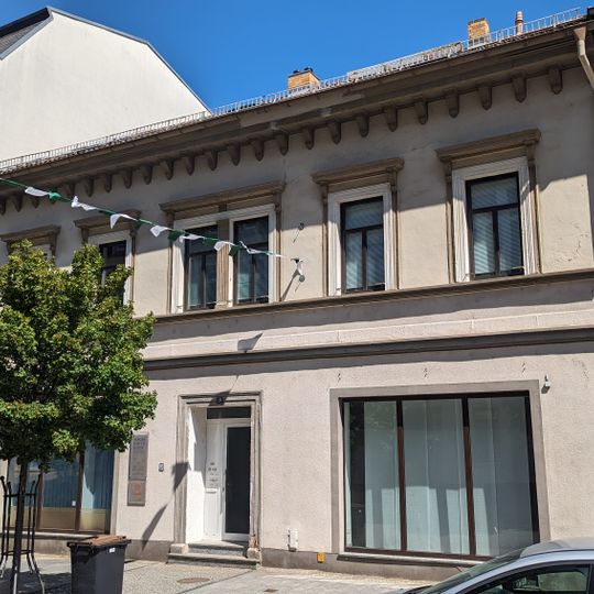 Wohnhaus in geschlossener Bebauung Hauptstraße 10