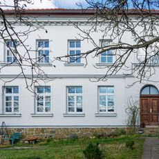 Pfarrhaus, mit Einfriedung und Vorgarten An den Höfen 13