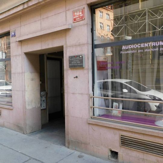 Pamětní deska Václava Šáry na domě Františka Křížka 402/14 v Praze