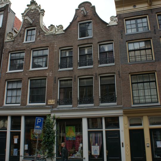 Huis met 18e-eeuwse gevel onder klokvormige top