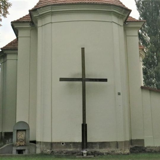 Kříž u kostela Navštívení Panny Marie v Křešicích