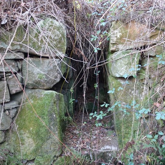 Restos de uma construção conhecida pelo nome de Forno dos Mouros