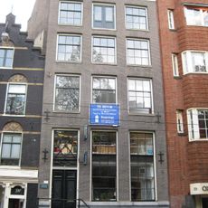 Pand met gevel onder rechte triglyfenlijst