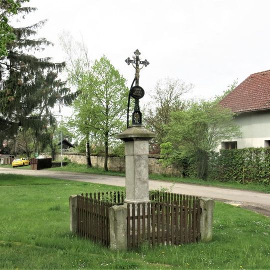Kříž na návsi ve Spikalech