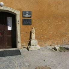 Socha svaté Anežky České u zdi kláštera v Českém Krumlově