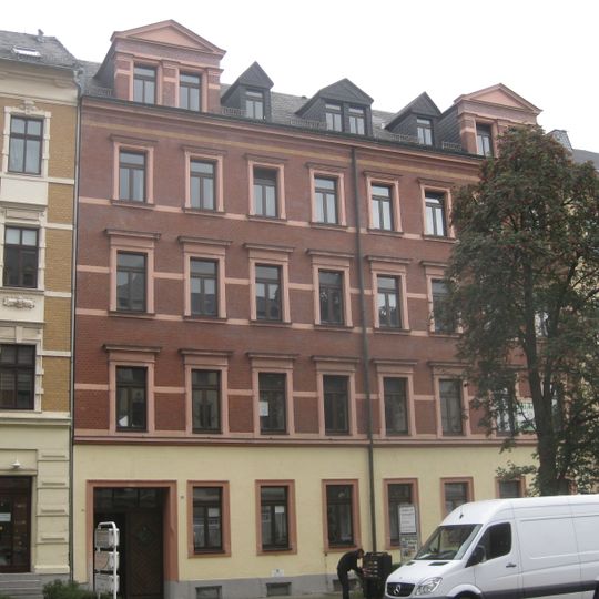 Mietshaus in geschlossener Bebauung mit Vorgarten Müllerstraße 15